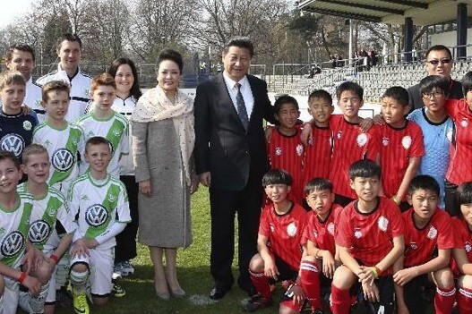 習近平国家主席と少年サッカーチーム