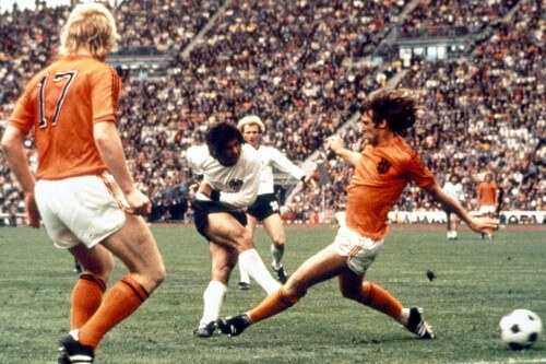 1974年ワールドカップ西ドイツ大会決勝戦でゴールを決めたゲルト・ミュラー