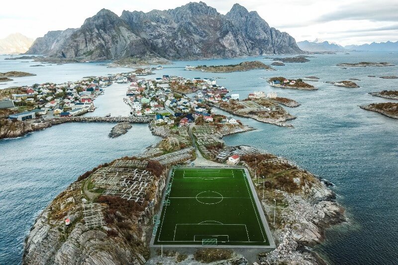 ノルウェーの漁村、ヘニングスヴァールの絶景に溶け込むサッカースタジアム