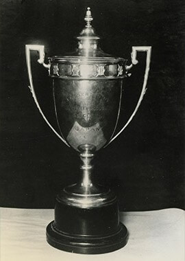 1919年にイギリスから寄贈されたシルバーカップ