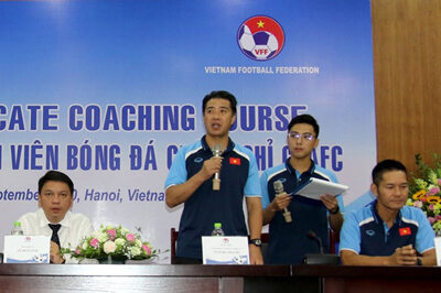 ベトナムサッカー連盟で活躍する足達勇輔氏と井尻明氏