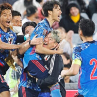 三笘のゴールに喜ぶ日本代表選手
