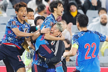 三笘のゴールに喜ぶ日本代表選手