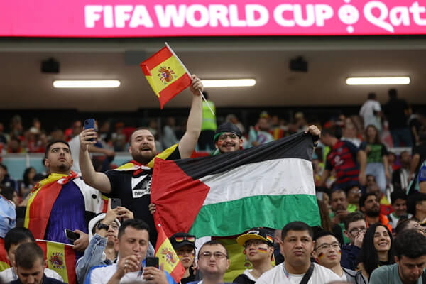 パレスチナ旗を掲げるサポーター