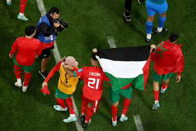 パレスチナ旗を掲げるモロッコ代表選手