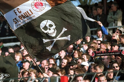 ザンクトパウリのサポーターが掲げるドクロの海賊旗